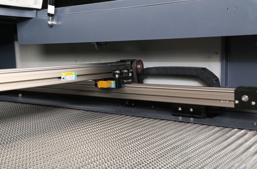 富怡全自動送料激光雕刻切割機