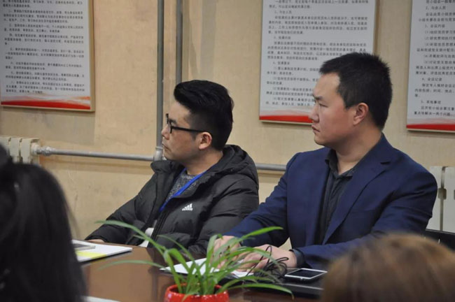 老師對學(xué)生實(shí)習(xí)匯報給予肯定