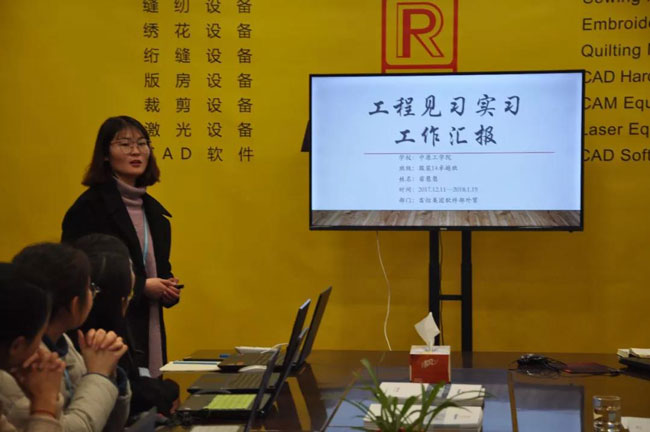 學(xué)生依次現(xiàn)場匯報在富怡實(shí)習(xí)總結(jié)