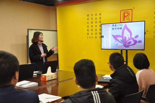 學(xué)生依次現(xiàn)場匯報在富怡實(shí)習(xí)總結(jié)