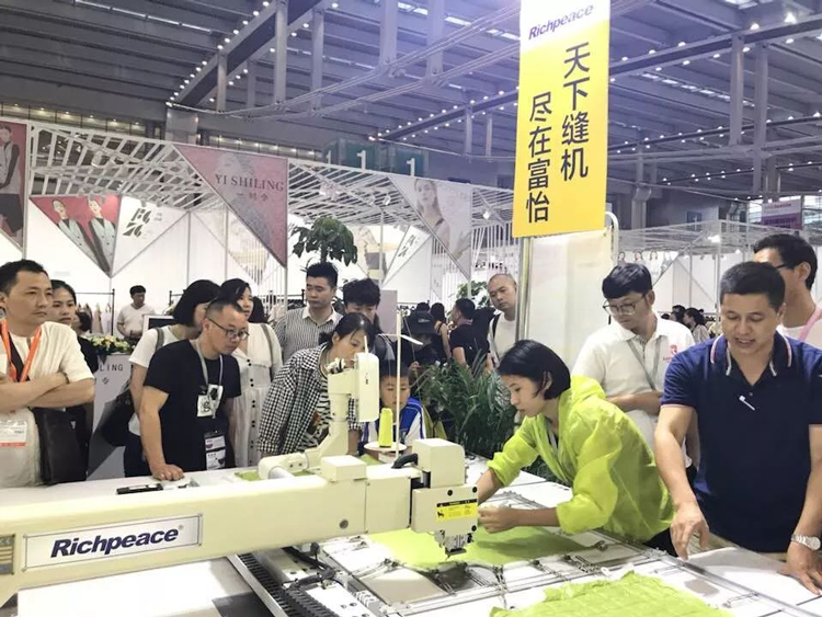 富怡集團工作人員細心解答客戶問題 富怡集團工作人員細心解答客戶問題