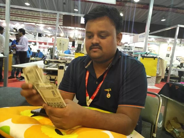 印度展會現(xiàn)場簽單皮革縫紉機 印度展會現(xiàn)場簽單皮革縫紉機