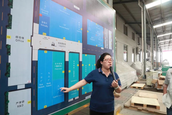 為天津財經大學的各位師生進行講解 為天津財經大學的各位師生進行講解