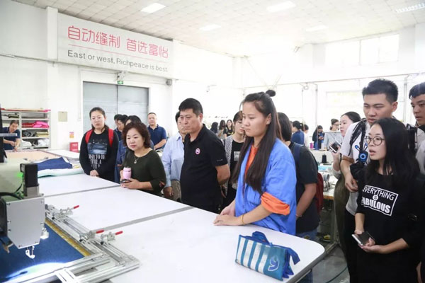 參觀富怡拉布機車間 參觀富怡拉布機車間