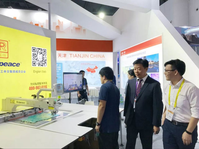 天津市副市長(zhǎng)李樹起到富怡展位蒞臨指導(dǎo) 天津市副市長(zhǎng)李樹起到富怡展位蒞臨指導(dǎo)