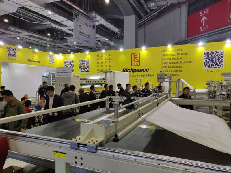 家紡被芯自動化生產(chǎn)線-絎縫機(jī) 家紡被芯自動化生產(chǎn)線-絎縫機(jī)