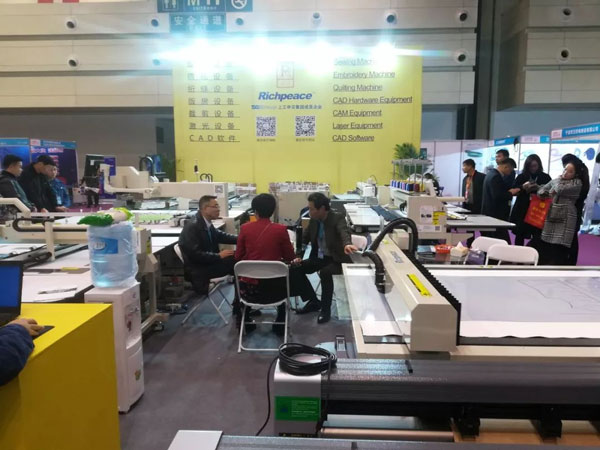 富怡全自動(dòng)縫紉機(jī)亮相 富怡全自動(dòng)縫紉機(jī)亮相2.jpg