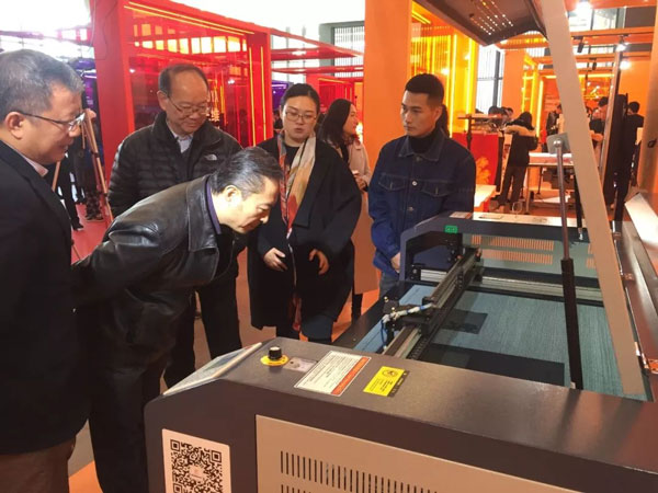 參觀富怡激光雕刻切割機(jī)