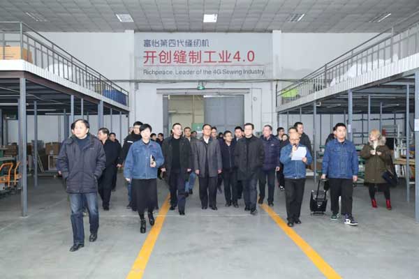 參觀縫紉機車間 參觀縫紉機車間