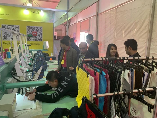 參觀縫紉機樣品 參觀縫紉機樣品