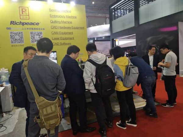 　  如果沒有把握讓客戶增值  就果斷的放棄訂單  　　——Richpeace上工富怡          接下來由小編詳細為您介紹富怡大幅面激光裁床    富怡大幅面激光裁床.jpg         1.大幅面自動送料系統(tǒng)滿足整匹布料的下料、加工，為企業(yè)提高生產效率  　　2.恒定光路設計確保大幅面切割時各個位置光路輸出一致, 加工效果一致  　　3.機體分體式設計，方便裝運  　　4.直線導軌XY向運動  　　5.軟件直接與AutoCAD，CorelDraw，富怡服裝CAD 無縫對接， 實現雕刻圖形直接