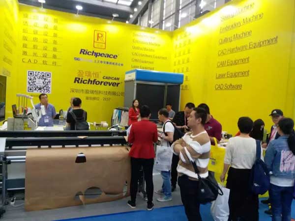 參觀平板切割機 參觀平板切割機