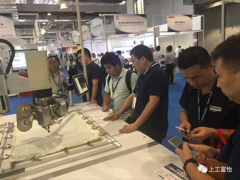 富怡復合布線電腦機展出后很多專業(yè)客戶駐足咨詢 富怡復合布線電腦機展出后很多專業(yè)客戶駐足咨詢4.jpg