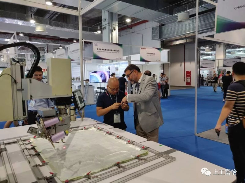 富怡復合布線電腦機展出后很多專業(yè)客戶駐足咨詢 富怡復合布線電腦機展出后很多專業(yè)客戶駐足咨詢5.jpg